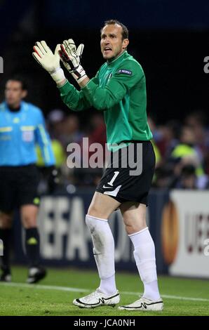 MARK SCHWARZER incoraggia la squadra atletico madrid V Fulham FC HSH Nordbank Arena Amburgo Germania 12 Maggio 2010 Foto Stock