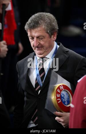 ROY HODGSON con medaglia placca EUROPA FINALE DI COPPA EUROPA CUP FINAL HSH Nordbank Arena Amburgo Germania 12 Maggio 2010 Foto Stock