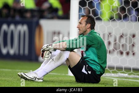 MARK SCHWARZER Fulham FC SCONSOLATO Fulham FC HSH Nordbank Arena Amburgo Germania 12 Maggio 2010 Foto Stock