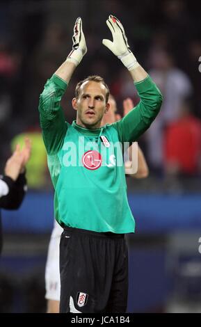 MARK SCHWARZER Fulham FC SCONSOLATO Fulham FC HSH Nordbank Arena Amburgo Germania 12 Maggio 2010 Foto Stock