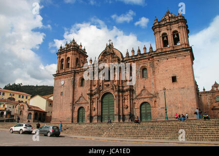 Basilica Cattedrale dell Assunzione della Vergine in Plaza de Armas in Cusco, Perù. Edificio fu completato nel 1654 quasi 100 anni dopo la costruzione Foto Stock