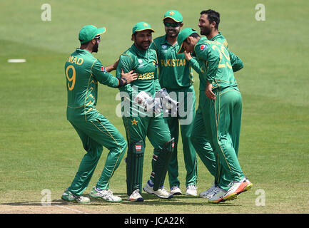 Il Pakistan Sarfraz Ahmed (seconda a sinistra) celebra il paletto di Inghilterra del Jos Buttler (non mostrato) durante la ICC Champions Trophy, semi-finale corrispondono a Cardiff Galles Stadium. Foto Stock