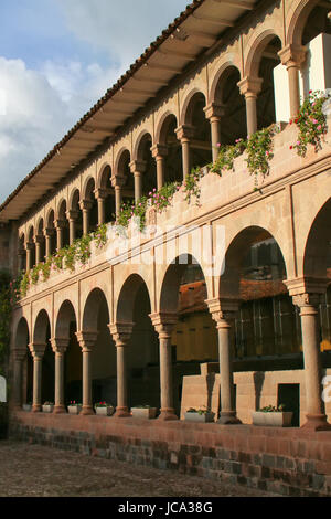 Cortile del convento di Santo Domingo nel complesso di Koricancha, Cusco, Perù. Koricancha era il più importante tempio nell'impero Inca, dedicato a th Foto Stock