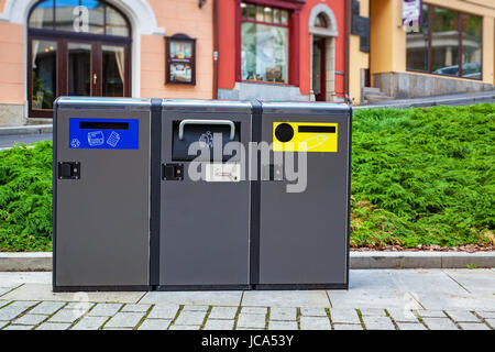 Tre moderni cassonetti tradizionali in Europa city Foto Stock