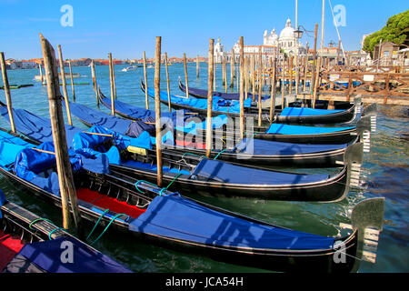 Gondole ormeggiate vicino Piazza San Marco a Venezia, Italia. Per secoli la gondola è stata il principale mezzo di trasporto e la maggior parte dei comuni di natante wi Foto Stock