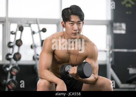 Giovane uomo muscolare esercizio Foto Stock