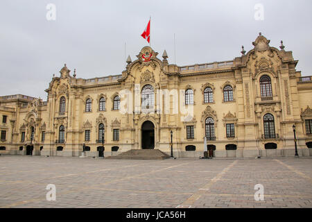 Palazzo del Governo in un giorno nuvoloso a Lima in Perù Foto Stock