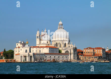 Basilica di Santa Maria della Salute sulla Punta della Dogana a Venezia, Italia. Questa chiesa è stata voluta da Venezia la peste superstiti come grazie per sa Foto Stock