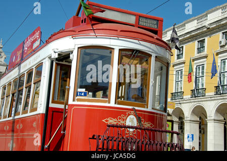 Lisbao, Portogallo, 27-Settembre-2007: turisti seduti in un rosso brillante tram che è la loro assunzione in un tour attraverso lisbao. Foto Stock