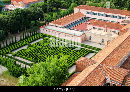 Giardino nel cortile di San Giorgio Monastero a Venezia, Italia. Si trova sull'isola di San Giorgio Maggiore Foto Stock