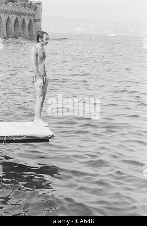 Charles Aznavour con la moglie Ulla Thorsell godendo le vacanze nella loro casa in Mandelieu-La-Napoule (Alpes-Maritimes, Francia). Estate 1970 Photo Michael Holtz Foto Stock