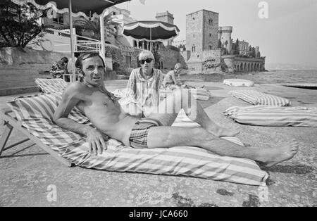 Charles Aznavour con la moglie Ulla Thorsell godendo le vacanze nella loro casa in Mandelieu-La-Napoule (Alpes-Maritimes, Francia). Estate 1970 Photo Michael Holtz Foto Stock