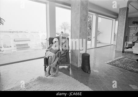 Charles Aznavour con la moglie Ulla Thorsell godendo le vacanze nella loro casa in Mandelieu-La-Napoule (Alpes-Maritimes, Francia). Estate 1970 Photo Michael Holtz Foto Stock