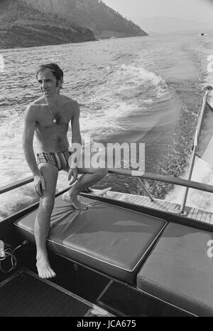 Charles Aznavour con la moglie Ulla Thorsell godendo le vacanze nella loro casa in Mandelieu-La-Napoule (Alpes-Maritimes, Francia). Estate 1970 Photo Michael Holtz Foto Stock