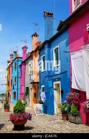 Case colorate di Burano, Venezia, Italia. Burano è un'isola della Laguna di Venezia ed è noto per il suo lavoro in pizzo e colorate case. Foto Stock