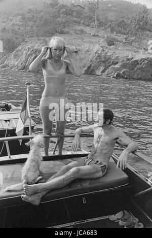 Charles Aznavour con la moglie Ulla Thorsell godendo le vacanze nella loro casa in Mandelieu-La-Napoule (Alpes-Maritimes, Francia). Estate 1970 Photo Michael Holtz Foto Stock