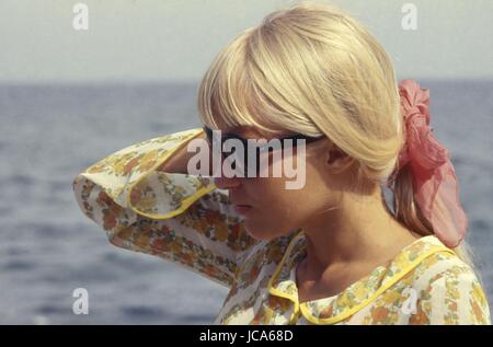 Charles Aznavour con la moglie Ulla Thorsell godendo le vacanze nella loro casa in Mandelieu-La-Napoule (Alpes-Maritimes, Francia). Estate 1970 Photo Michael Holtz Foto Stock