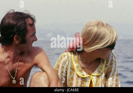 Charles Aznavour con la moglie Ulla Thorsell godendo le vacanze nella loro casa in Mandelieu-La-Napoule (Alpes-Maritimes, Francia). Estate 1970 Photo Michael Holtz Foto Stock