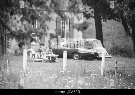 Françoise Sagan a casa nel Manoir du Breuil in Equemauville (Normandia). Agosto 1963 Photo Michael Holtz Foto Stock