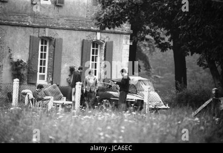 Françoise Sagan a casa presso il Manoir du Breuil in Equemauville (Normandia). Seduto sulla sinistra: Jacques Chazot. Su Françoise Saga della sinistra: Bob Whestoff. Sulla sinistra: Jacques Quoirez. Agosto 1963. Foto di Michael Holtz Foto Stock