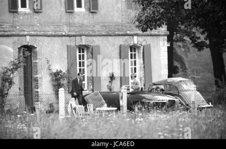 Françoise Sagan e Bob Whesthoff a casa nel Manoir du Breuil in Equemauville (Normandia). Agosto 1963 Photo Michael Holtz Foto Stock