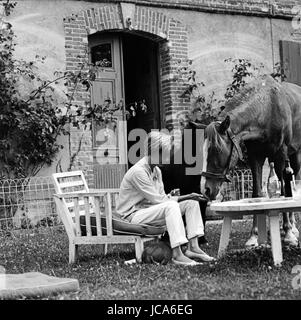 Françoise Sagan a casa nel Manoir du Breuil in Equemauville (Normandia). Agosto 1963 Photo Michael Holtz Foto Stock