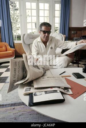 Giornalista francese e fondatore del quotidiano "L'Express" Jean-Jacques Servan-Schreiber a casa in Veulettes-sur-Mer, c.1970. Foto di Michael Holtz Foto Stock