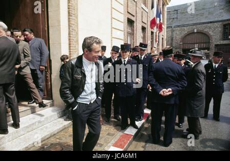 Giornalista francese e fondatore del quotidiano "L'Express" Jean Jacques Servan-Schreiber frequentando le celebrazioni comunali durante il 1970 la campagna elettorale. Foto di Michael Holtz Foto Stock