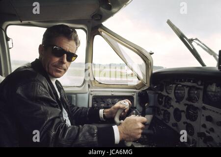 Giornalista francese e fondatore del quotidiano "L'Express" Jean Jacques Servan-Schreiber in posa il suo aereo privato. c.1970 Photo Michael Holtz Foto Stock