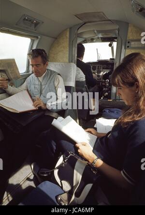 Giornalista francese e fondatore del quotidiano "L'Express" Jean Jacques Servan-Schreiber in viaggio per gli Stati Uniti d'America. c.1970 Photo Michael Holtz Foto Stock