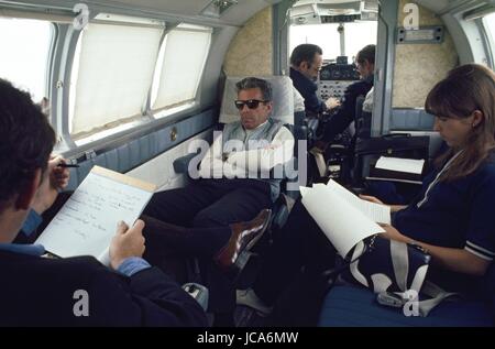Giornalista francese e fondatore del quotidiano "L'Express" Jean Jacques Servan-Schreiber in viaggio per gli Stati Uniti d'America. c.1970 Photo Michael Holtz Foto Stock
