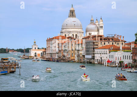 Vista del Canal Grande e la Basilica di Santa Maria della Salute a Venezia, Italia. Venezia si trova di fronte a un gruppo di 117 piccole isole che sono indotta Foto Stock