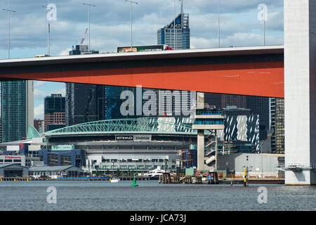 Bolte ponte sul fiume Yarra, Melbourne, Victoria, Australia. Foto Stock