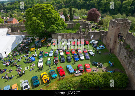 Automobili classiche sul display nel parco del castello al 2017 Ludlow Festa della Primavera. Foto Stock