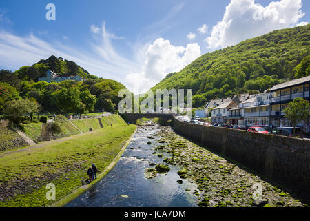 L'Oriente Lyn River a Lynmouth sulla North Devon Coast nel Parco Nazionale di Exmoor, Inghilterra. Foto Stock