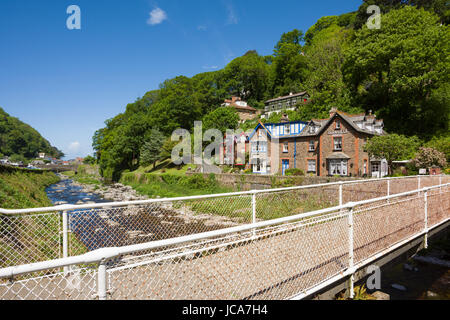 Foorbridge oltre l'Oriente Lyn River a Lynmouth sulla North Devon Coast nel Parco Nazionale di Exmoor, Inghilterra. Foto Stock