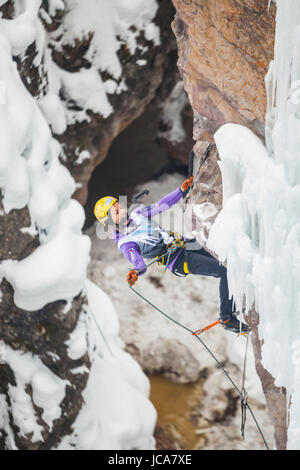 Angelika Rainer compete nel 2016 Ouray Festival Ice Elite escalation mista la concorrenza all'Ice Park di Ouray, Colorado. Rainer piazzato al secondo posto la donna della divisione e legati per il quinto in classifica generale. Foto Stock