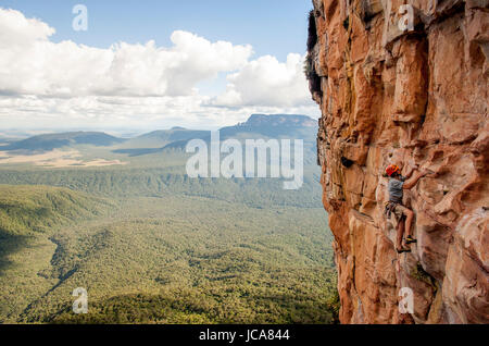 Stephane Hanssens arrampicata. Apichavai 8a+ - 500 metri - Venezuela spedizione jungle inceppamento a Amuri tepuy e Tuyuren cascate, con Nicolas Favresse e Sean Villanueva, Stephane Hanssens e Jean louis Wertz. Il team di arrampicata libera di nuovo climbingroutes sul tepuy, che è di 3 giorni di distanza a piedi dal villaggio di Yunek vicino a Santa Elena e il salto angel(canaima). Foto Stock