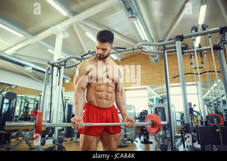 Culturista con la barba con bar barbell in palestra Foto Stock