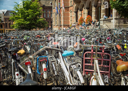 Centinaia di biciclette di fronte all'entrata principale del tappeto Università di Groningen nei Paesi Bassi Foto Stock