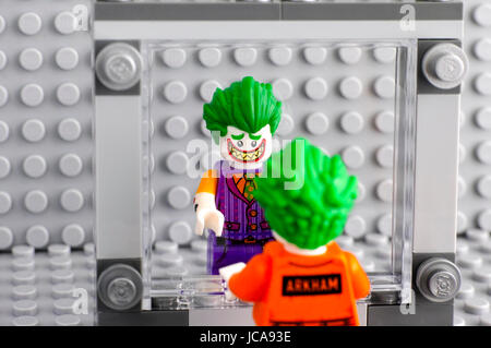 Tambov, Federazione Russa - Maggio 30, 2017 Lego il Joker in tuta di Arkham si guarda allo specchio e vede se stesso nel suo vestito preferito. Studio s Foto Stock