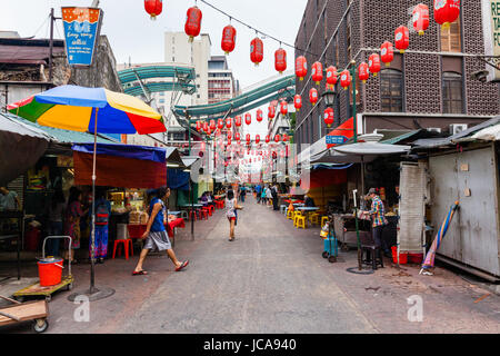 KUALA LUMPUR, Malesia - 03 agosto: Unidentified persone sulla strada di Kuala Lumpur Chinatown su agosto 03, 2016 a Kuala Lumpur, Malesia. Foto Stock