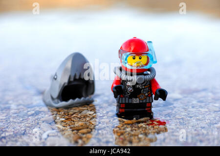 Paphos, Cipro - Ottobre 09, 2016 Lego shark prepara all'attacco subacqueo in mare. Foto Stock