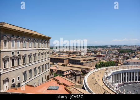 Roma. L'Italia. Città del Vaticano, il Palazzo Apostolico e il colonnato di Piazza San Pietro. Foto Stock