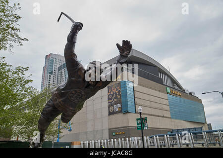 Bobby orr statua al di fuori di TD Garden Arena casa dei Boston Bruins e dei Boston Celtics Boston STATI UNITI D'AMERICA Foto Stock