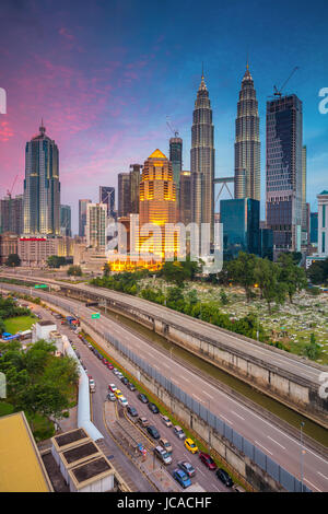 Kuala Lumpur. Immagine di paesaggio cittadino di Kuala Lumpur in Malesia durante il blu crepuscolo ora. Foto Stock