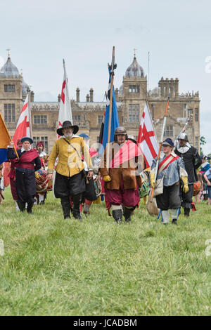 Guerra civile inglese portabandiera e tamburini in corrispondenza di un Nodo sigillato guerra civile inglese rievocazione storica evento. Charlton park di Malmesbury, Wiltshire, Regno Unito . Foto Stock