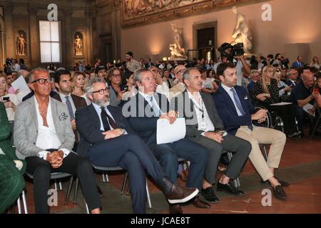 Firenze, inaugurazione Pitti Immagine Uomo in Palazzo Vecchio. Nelle piazze di esercito di paracadutisti Foto Stock