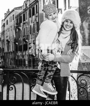 Venezia. Itinerario Insolito. sorridente alla moda di madre e figlia di viaggiatori a Venezia, Italia in inverno Foto Stock