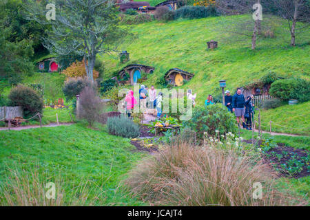 Isola del nord, Nuova Zelanda - 16 Maggio 2017: Unidentified gente camminare in un sentiero in Hobbiton, hobbiton set cinematografico, sito realizzato per film: Hobbit e signore Foto Stock